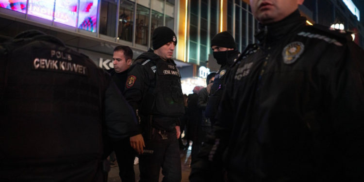 37 de turci au fost reținuți sub acuzaţia că au indus panică prin postările despre cutremure pe rețelele sociale