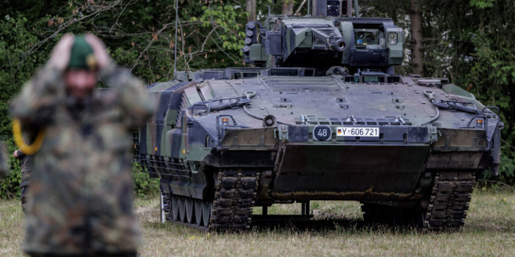 12 militari germani, răniţi în coliziunea dintre două vehicule de luptă Puma