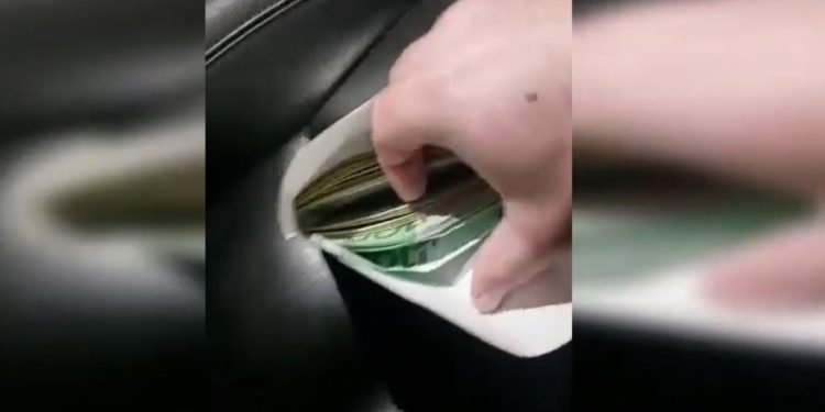 Se prezentau drept medici și estorcau bani: Un grup infracțional specializat în comiterea escrocheriilor, destructurat de polițiști