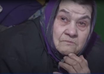 “Și ce facem cu bătrânii, îi omorâm?”. Distrusă de chinuri și sărăcie, o bătrână din raionul Glodeni consideră că pensionarii nu mai trebuiesc nimănui, doar pământului | VIDEO