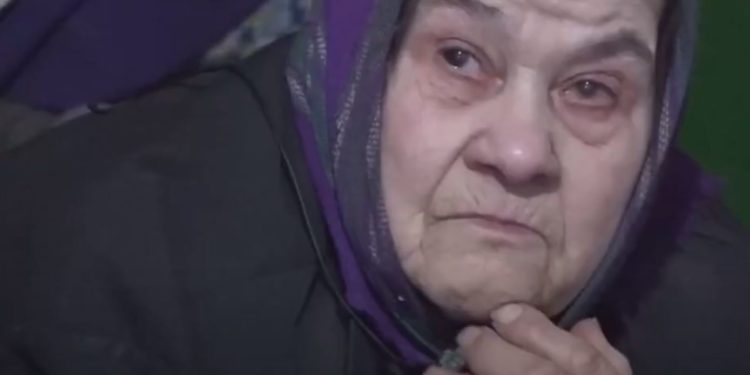“Și ce facem cu bătrânii, îi omorâm?”. Distrusă de chinuri și sărăcie, o bătrână din raionul Glodeni consideră că pensionarii nu mai trebuiesc nimănui, doar pământului | VIDEO