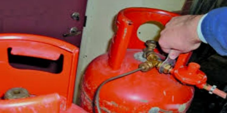 Detalii noi de la  explozia urmată de incendiu într-un apartament din Bălți. Unul din cei trei bărbați răniți se află în reanimare | VIDEO