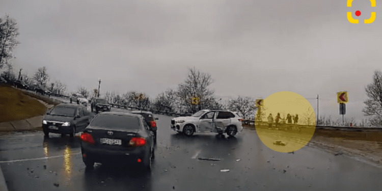 Două BMW-uri luxoase s-au ciocnit la Peresecina. Pe stânga și dreapta drumului sunt zăriți adulți cu copii