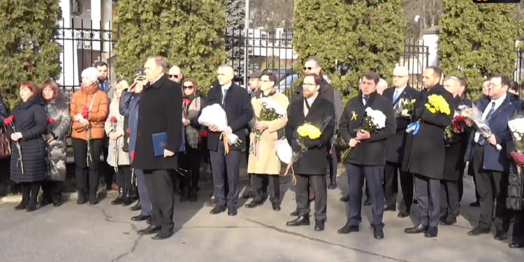 Depuneri de flori la ambasada Kievului de la Chișinău | VIDEO