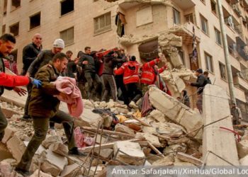 Оглушающий грохот и крики людей. Происходящее во время второго землетрясения в Турции попало в прямой эфир турецкого телеканала | VIDEO