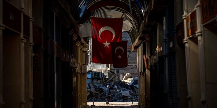 Число жертв разрушительного землетрясения в Турции превысило 43,5 тыс.