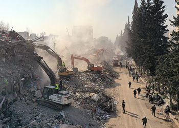 Власти Турции возложили ответственность на строителей за обрушение ряда зданий