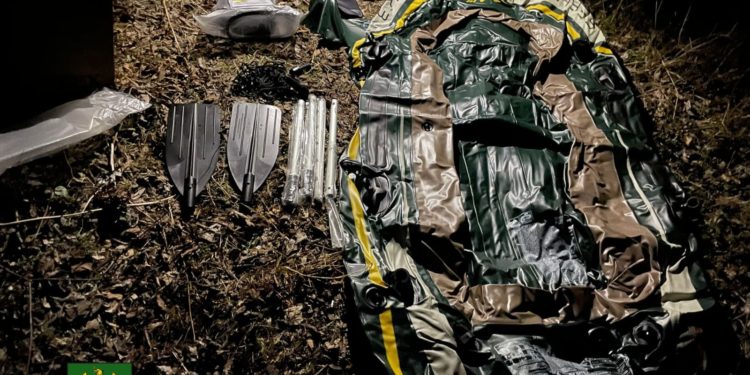 Trei cetățeni români, reținuți pentru organizarea migrației ilegale a doi cetățeni de origine afro-asiatică