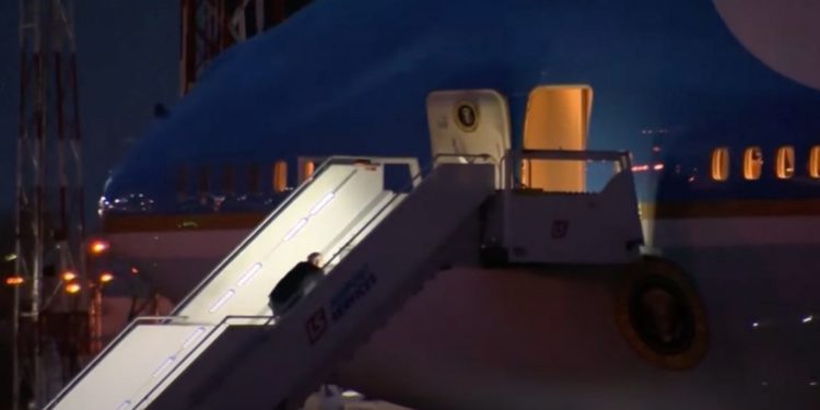 Biden s-a împiedicat și a căzut în timp ce urca scările avionului din Varșovia. Și-a revenit rapid, apoi a mers direct în cabină