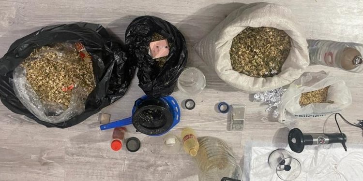 O femeie a fost reținută în flagrant de polițiști, în timp ce plasa droguri în ascunzișuri. Suspecta era anunțată în căutare