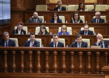 Cu scandal, tribună blocată și scandarea lozincilor „Rușine” și „Anticipate”. Cum s-a desfășurat învestirea Guvernului Recean | VIDEO