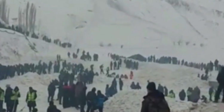 20 de oameni au murit în avalanșe din munții Tadjikistanului. Zăpada a îngropat case și drumuri și continuă să ningă abundent