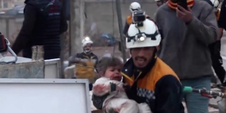 Oamenii sapă cu mâinile goale sub dărâmături, salvatorii aleargă cu copii răniți în brațe. Imaginile disperării din Turcia și Siria