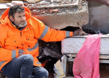 Imagini impresionante. Un tată îşi ţine de mână fiica moartă, prinsă sub dărâmături, după cutremurele din Turcia | FOTO