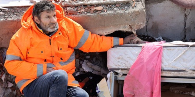 Imagini impresionante. Un tată îşi ţine de mână fiica moartă, prinsă sub dărâmături, după cutremurele din Turcia | FOTO