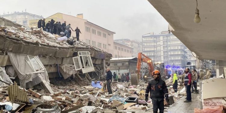 Ущерб от землетрясения в Турции оценили в 100 млрд долларов. Представитель ООН рассказала, какую сумму удалось собрать | VIDEO