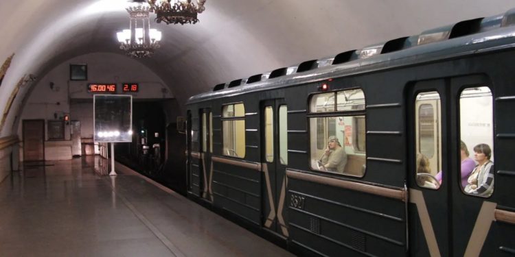 Мужчина толкнул подростка под поезд в метро Москвы