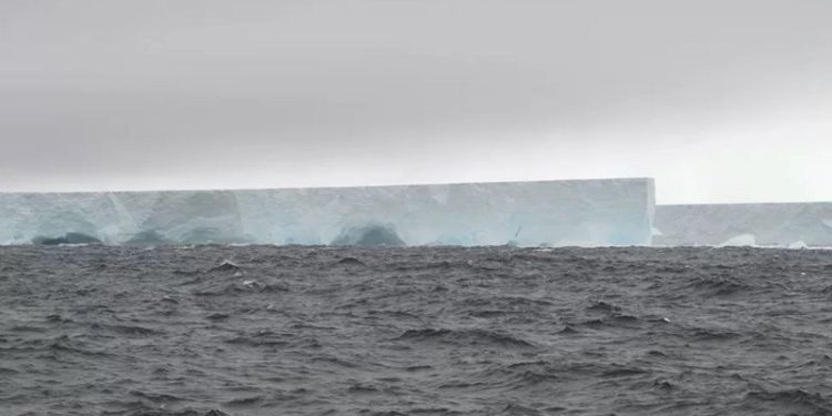 Два гигантских айсберга плывут к британским владениям на юге Атлантики. Один размером с Лондон, второй еще больше