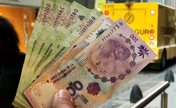 В Аргентине впервые за 30 лет инфляция превысила 100%