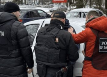 O femeie a rămas fără 400 mii de lei. Ar fi fost amenințată că-i va fi incendiată casa