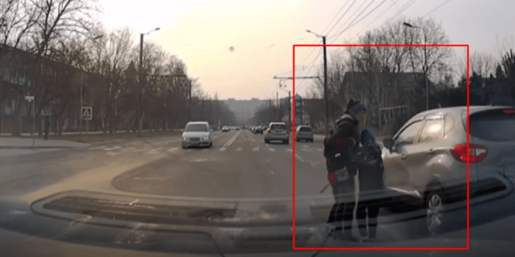 Mama și doi copii – la un pas să fie spulberați pe trecerea de pietoni. Cine se afla la volan