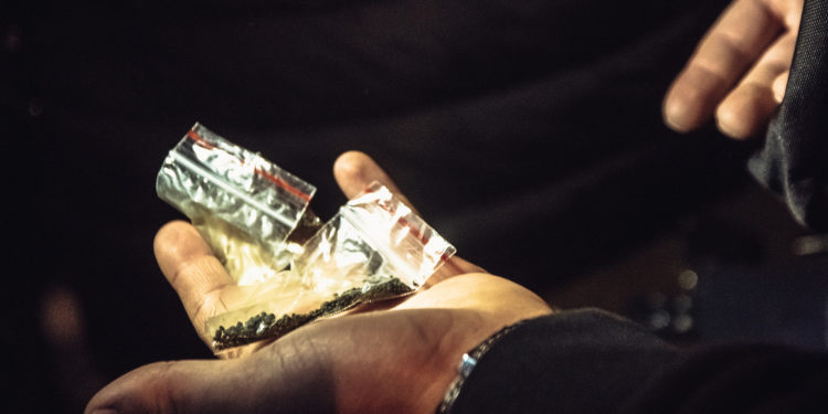 Конфискованы наркотики на 200 тыс. леев: Полиция задержала мужчину, которого подозревают в распространении запрещенных веществ | VIDEO