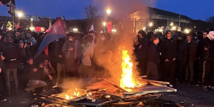 Беспорядки, слезоточивый газ и водомет: Францию захлестнули массовые протесты против пенсионной реформы | VIDEO