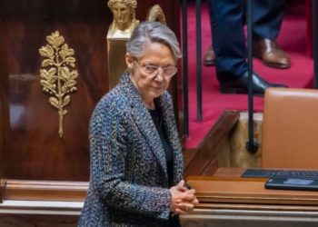 Оппозиционные партии решили вынести вотум недоверия правительству Франции