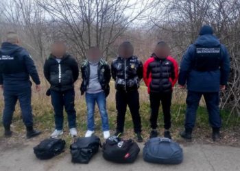 Задержали нелегалов на границе: куда направлялись граждане Непала