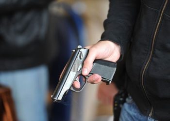 «Был в защитной маске и угрожал пистолетом». Что известно о грабителе, который украл весы вместо кассового аппарата | VIDEO