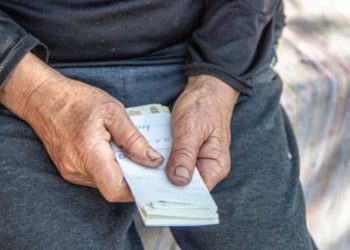 „Ne descurcăm prin sărăcie”. Reacția oamenilor după ce Guvernul a aprobat indexarea pensiilor cu 15%, nu la nivelul inflației | VIDEO