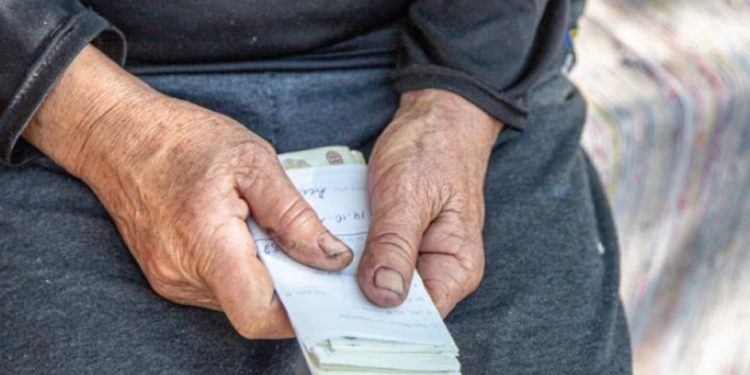 „Ne descurcăm prin sărăcie”. Reacția oamenilor după ce Guvernul a aprobat indexarea pensiilor cu 15%, nu la nivelul inflației | VIDEO