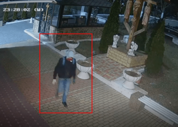 Furt la o biserică din Ialoveni. Un minor a stricat geamul și a sustras mii de lei