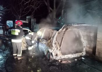 A ars ca o torță: O mașină, cuprinsă de flăcări, în capitală