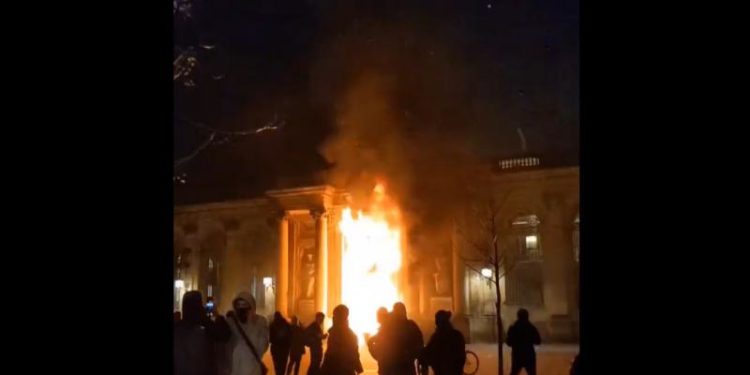 Protestatarii francezi au dat foc primăriei din Bordeaux: Peste 3,5 mil. de oameni au ieșit în stradă în toată țara