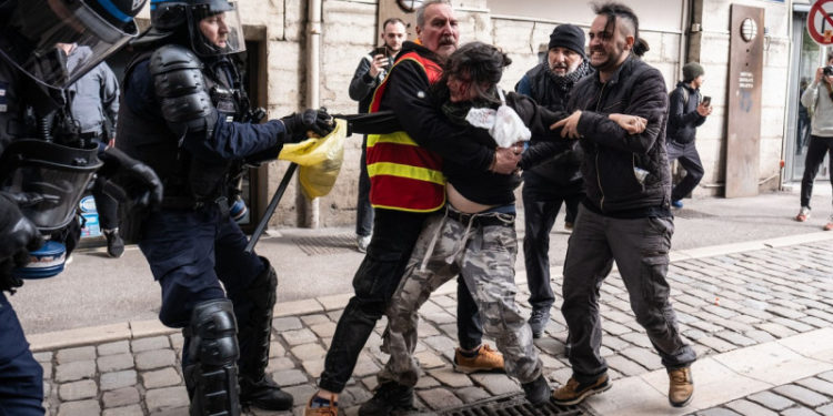 3,5 milioane de oameni au ieșit în stradă în Franța: Sute de polițiști răniți și tot atâția manifestanți reținuți de forțele de ordine