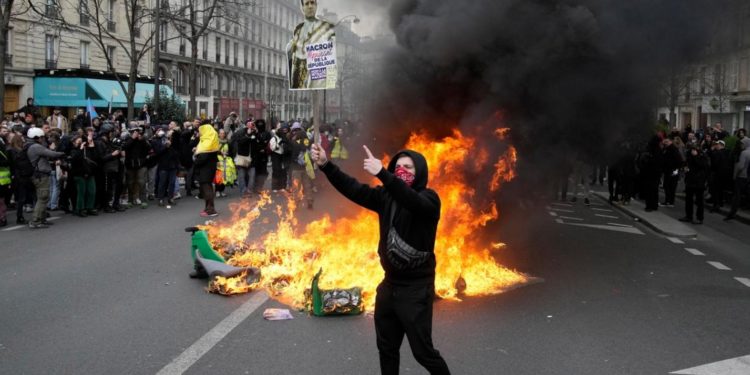 На протестах во Франции задержаны 200 участников беспорядков