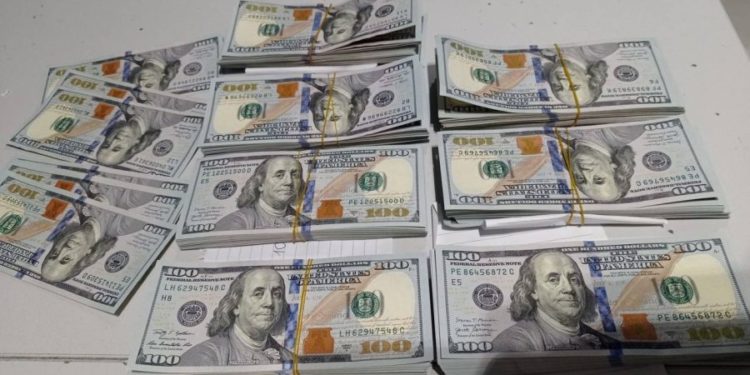 Свыше 100 тысяч долларов планировали нелегально провезти в аэропорту Кишинева