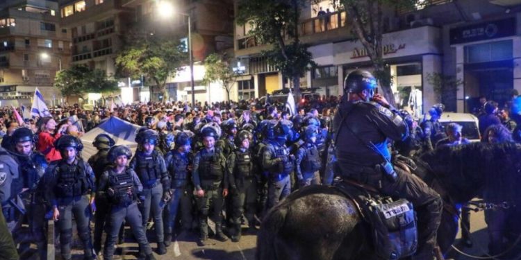 Три часа в парикмахерской: так Сару Нетаниягу спасали от демонстрантов