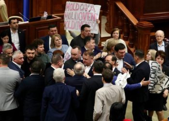 „Nu vă bateți joc de Constituție!” Îmbrânceli grave între deputații PAS și BCS. Subiectul care a stârnit haosul