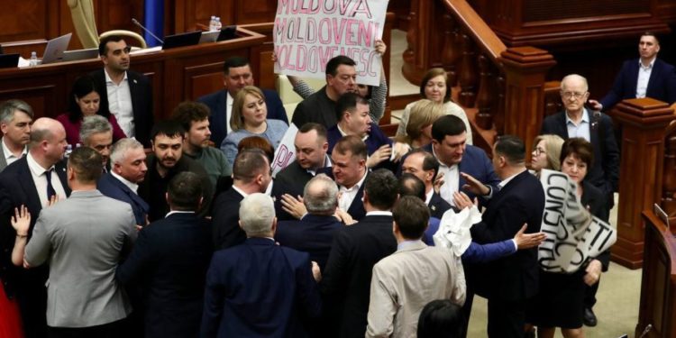 „Nu vă bateți joc de Constituție!” Îmbrânceli grave între deputații PAS și BCS. Subiectul care a stârnit haosul