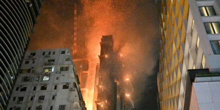 Incendiu devastator în Hong Kong: Pompierii au stins incendiul după nouă ore de luptă cu flăcările | VIDEO