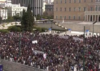 В Греции продолжаются протесты: Премьер попросил прощения у родственников погибших в столкновении поездов