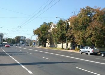 В Кишиневе женщина с ребенком в коляске перебегала улицу среди движущихся машин