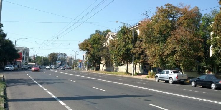 В Кишиневе женщина с ребенком в коляске перебегала улицу среди движущихся машин