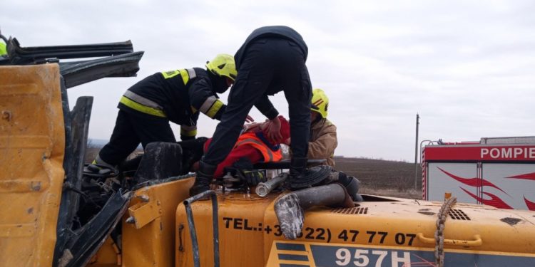 В Сороках водителю перевернувшегося трактора потребовалась помощь спасателей