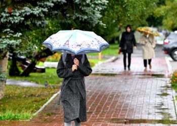 Weekendul începe cu temperaturi generoase și stropi de ploaie! Cine trebuie să poarte azi umbrelă