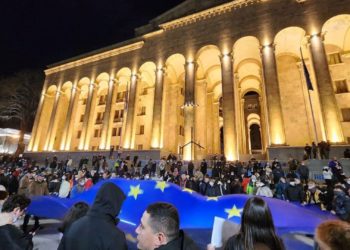 Протестующие прорвали железные ограждения у здания парламента Грузии