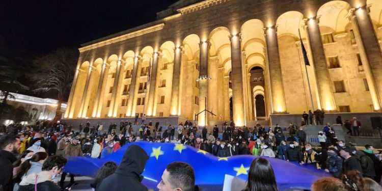 Протестующие прорвали железные ограждения у здания парламента Грузии