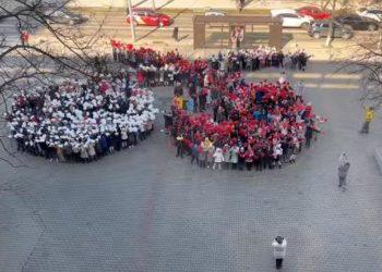 В Молдове празднуют Мэрцишор: Учащиеся столичного лицея создали огромный живой символ весны | VIDEO